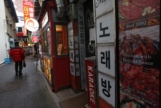 노래방·PC방 등에 저금리 대출       (서울=연합뉴스) 이지은 기자 = 정부가 29일 코로나19 3차 확산에 대응한 맞춤형 피해지원 대책을 발표했다. 정부는 집합금지업종을 대상으로 저금리(1.9%)의 임차료 대출을 1조원 규모로 공급하기로 했다. 1천만원 한도로 10만개 업체가 혜택을 누릴 수 있고, 집합제한업종의 소상공인은 2∼4%대 금리로 융자 자금(총 3조원 규모)을 빌릴 수 있다. 이날 오후 서울 중구 명동 한 노래방의 문이 닫혀있다. 2020.12.29      jieunlee@yna.co.kr  (끝)